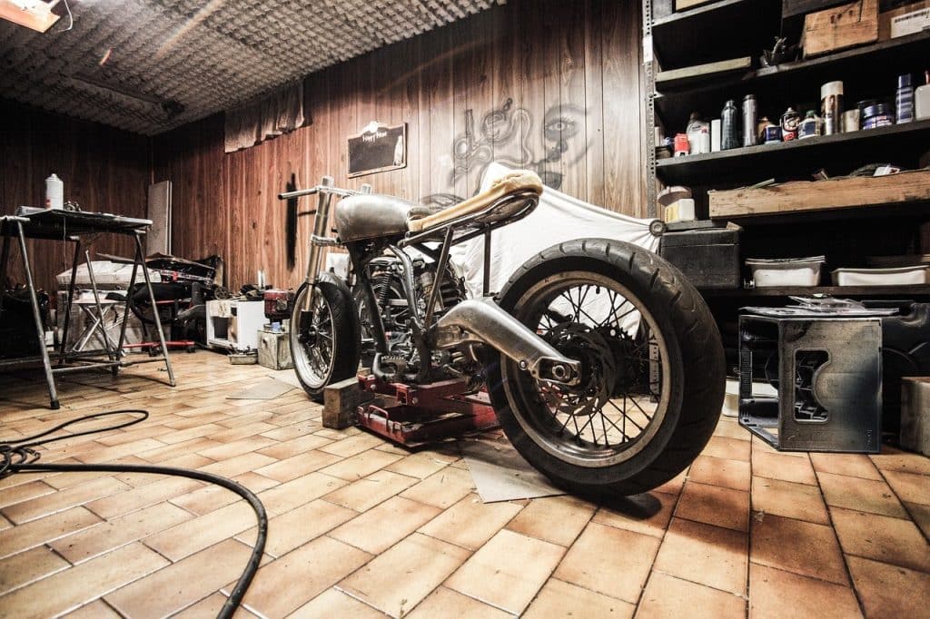 Garage med værktøj og værksted